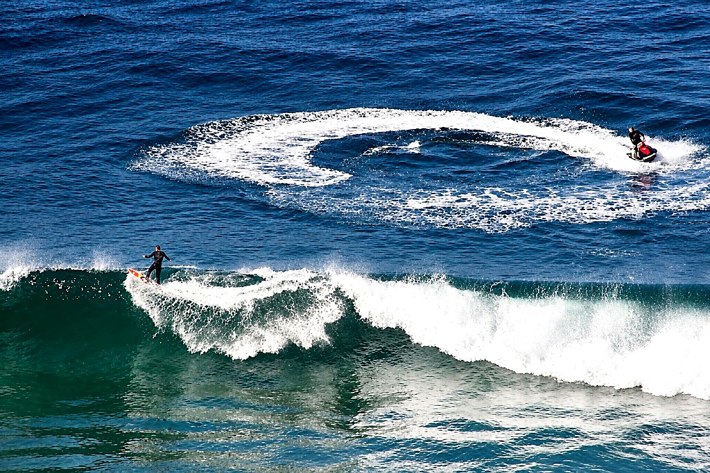 Tow-in Surf na Barra da Tijuca com surfista na onda e suporte de jet ski