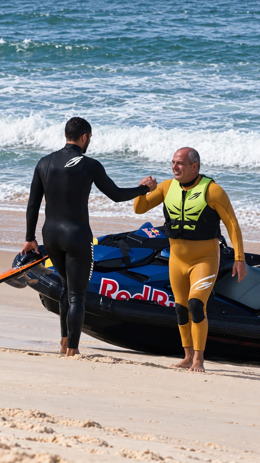 Gustavo Chumbão com equipamento de tow-in e jet ski na praia em Saquarema
