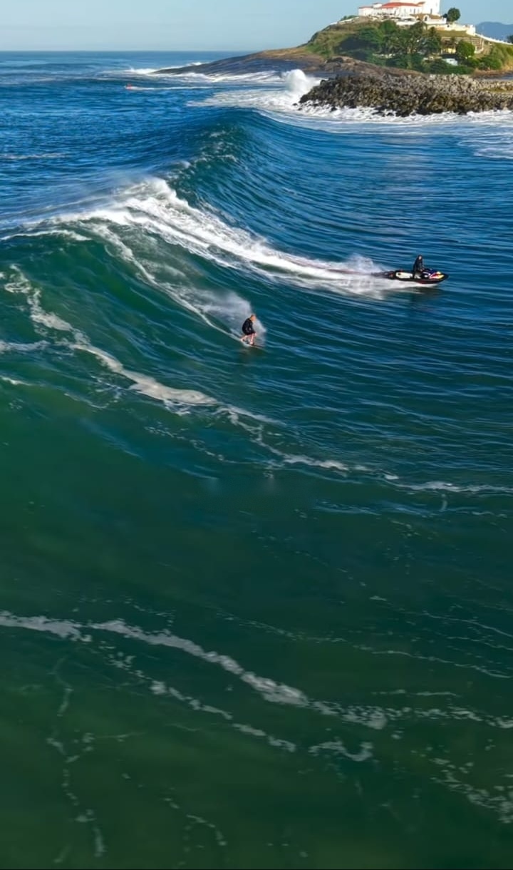 Fotografia aérea de sessão de surf rebocado com jet ski em Saquarema