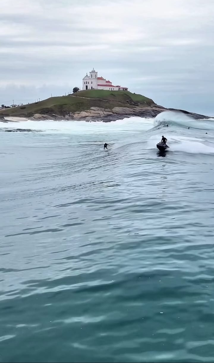 Tow-in Surf em Saquarema com a icônica Igreja de Nossa Senhora de Nazareth ao fundo